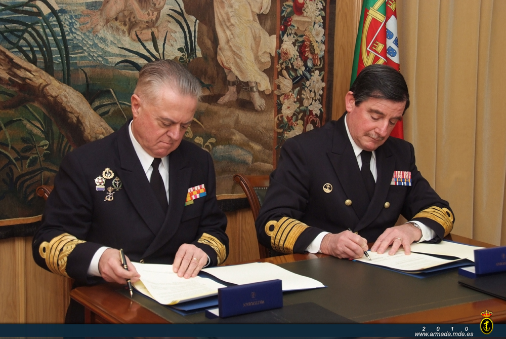 El Almirante Jefe del Estado Mayor de la Armada y el Almirante Jefe de la Marina Portuguesa durante la firma del convenio